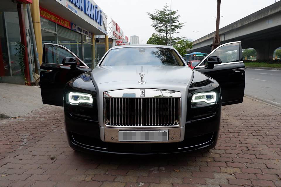 choang-xe-sang-rolls-royce-ghost-duoc-rao-ban-tren-via-he-ha-noi
