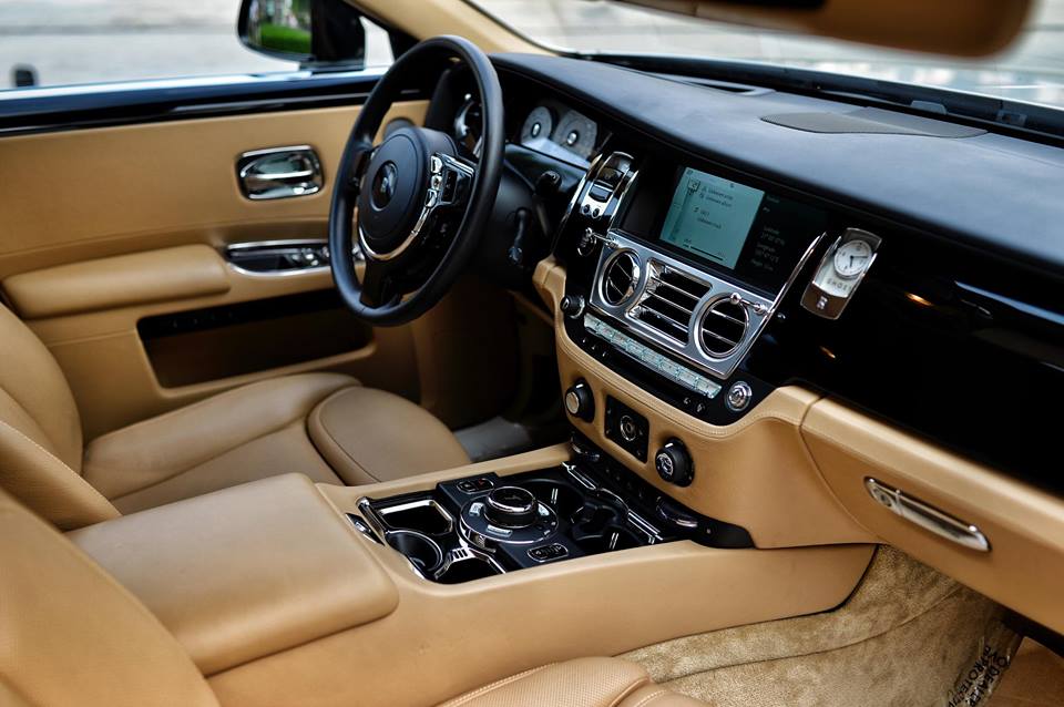 choang-xe-sang-rolls-royce-ghost-duoc-rao-ban-tren-via-he-ha-noi