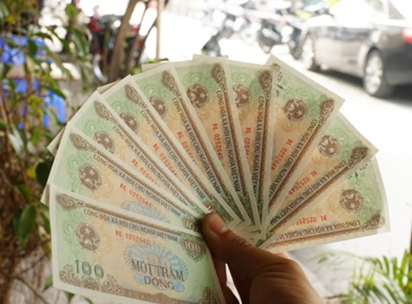 ngan-hang-nha-nuoc-tien-menh-gia-100-dong-van-dang-duoc-luu-hanh