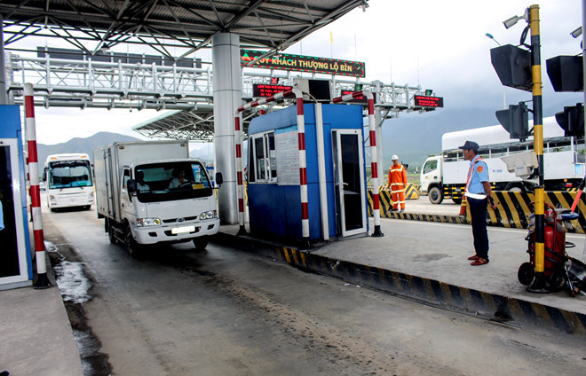 khong-co-tien-100-dong-tra-tai-xe-bot-ninh-an-buoc-phai-xa-tram