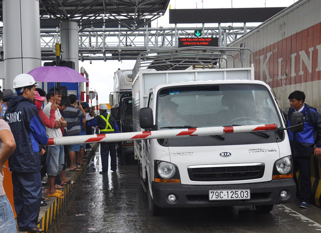 khong-co-tien-100-dong-tra-tai-xe-bot-ninh-an-buoc-phai-xa-tram