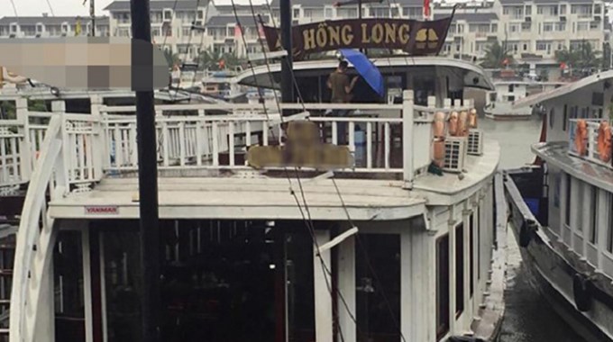 bi-to-chat-chem-du-khach-tau-du-lich-tren-vinh-ha-long-bi-dinh-chi-hoat-dong