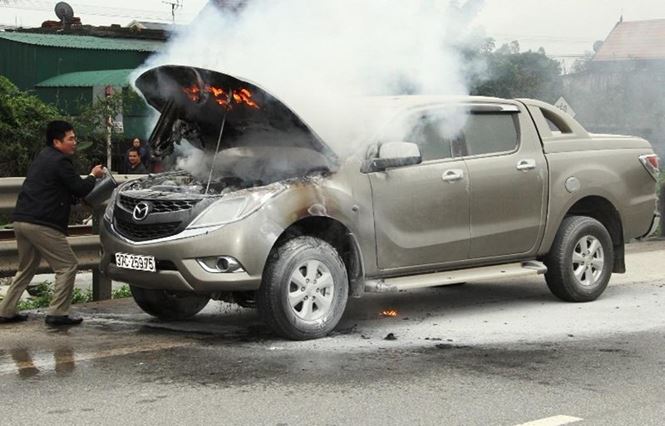 xac-dinh-nguyen-nhan-xe-ban-tai-mazda-bt50-bong-boc-chay-khi-dang-luu-thong