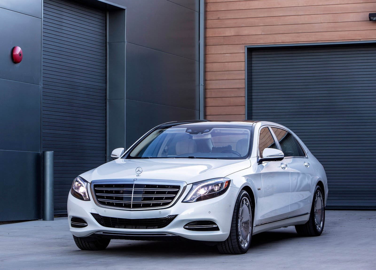 trieu-hoi-xe-hang-sang-mercedes-benz-maybach-s600-de-sua-loi