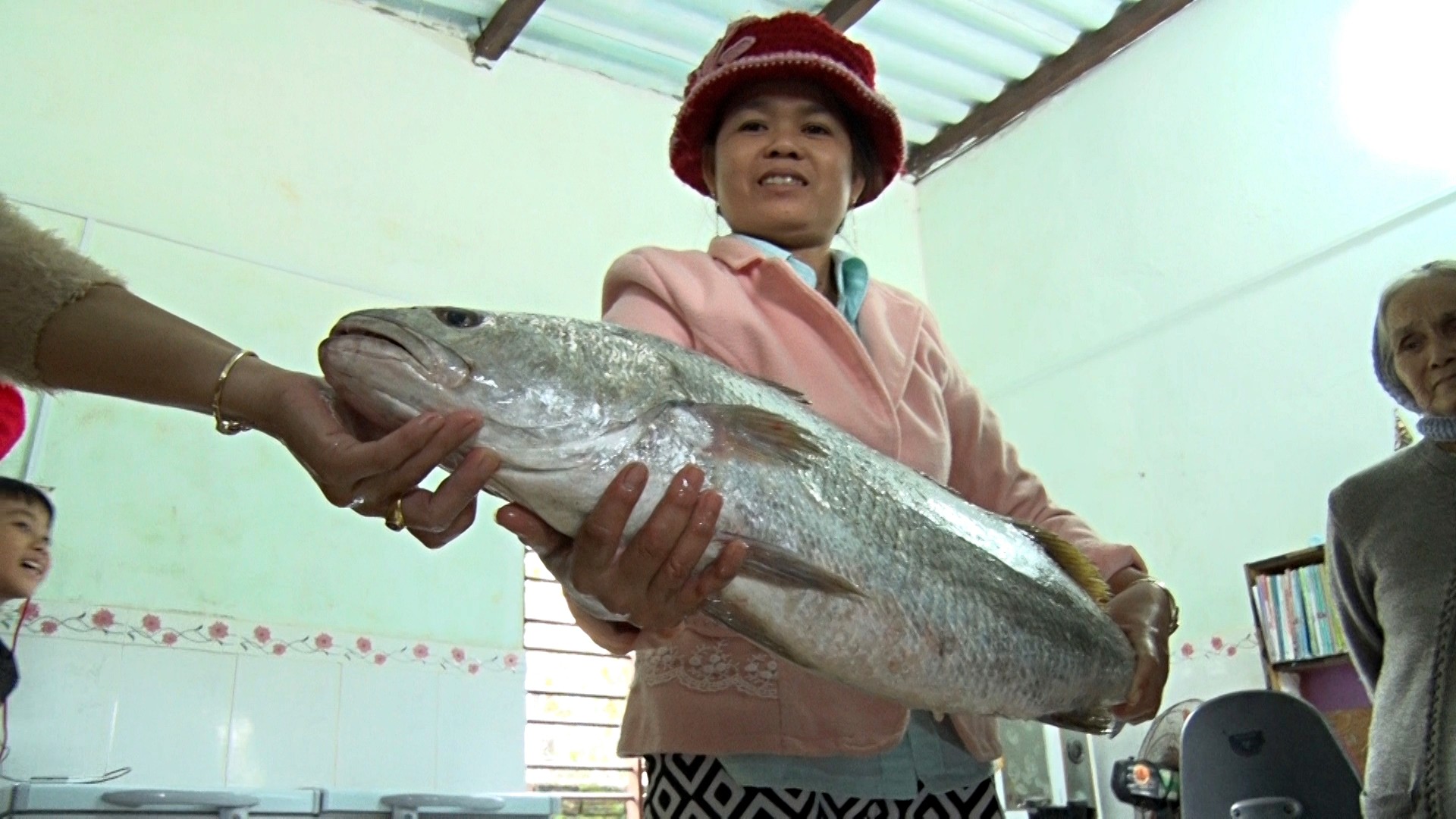 quang-nam-bat-duoc-ca-la-dai-gan-1-met-nghi-ca-su-vang-quy-hiem