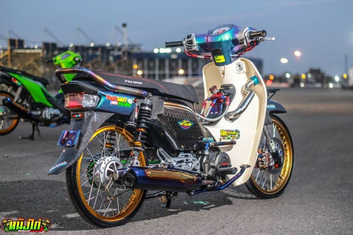 dat-do-choi-hang-hieu-honda-super-cub-fi-cua-biker-thai-hut-moi-anh-nhin
