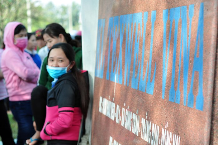 cong-nhan-bi-bung-luong-tet-chia-nhau-canh-gac-may-moc-thiet-bi-luat-su-noi-gi