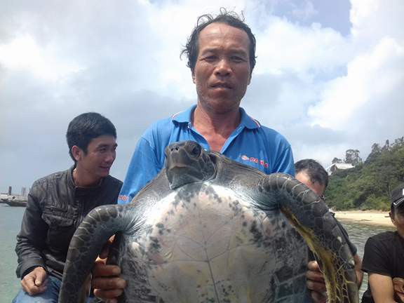 quang-nam-rua-bien-trong-sach-do-nang-25-kg-mac-luoi-ngu-dan