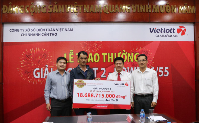 xo-so-vietlott-lan-dau-tien-co-khach-hang-khong-deo-mat-na-nhan-giai-doc-dac