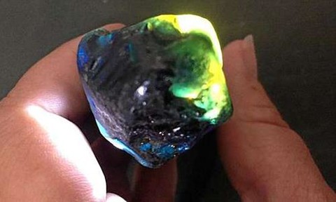 nguoi-dan-ong-may-man-nhat-duoc-da-sapphire-tri-gia-30000-usd-trong-luc-di-dao