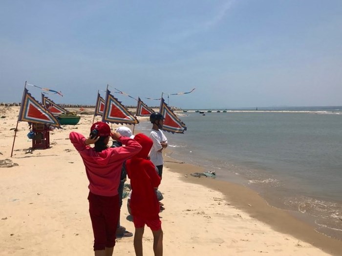 binh-thuan-ngu-dan-dua-ca-ong-nang-2-tan-vao-dat-lien-mai-tang