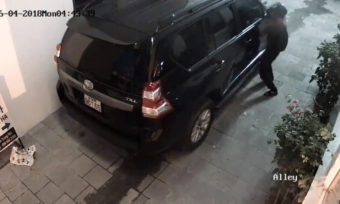 ha-noi-2-nam-thanh-nien-vat-guong-xe-sang-land-cruiser-prado-nhanh-nhu-tia-chop
