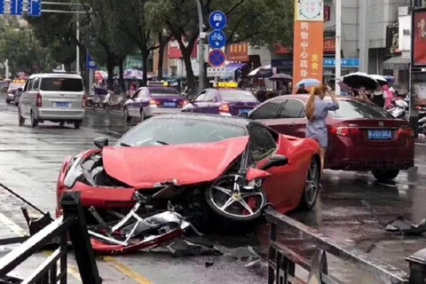 co-gai-tre-trung-quoc-pha-nat-sieu-xe-ferrari-17-ty-chi-sau-vai-giay-cam-lai