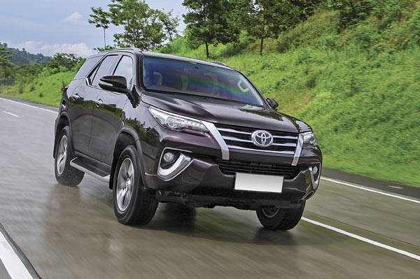 toyota-trieu-hoi-2-mau-xe-an-khach-tren-thi-truong-de-kiem-tra-loi