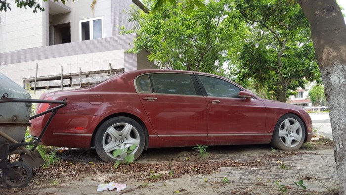 xot-xa-nhin-sieu-xe-tien-ty-bentley-bi-bo-roi-o-via-he-hai-phong