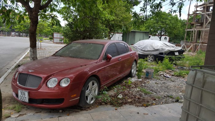 xot-xa-nhin-sieu-xe-tien-ty-bentley-bi-bo-roi-o-via-he-hai-phong