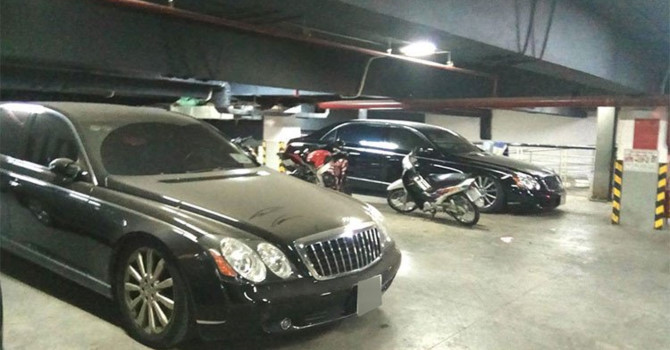xot-xa-nhin-sieu-xe-tien-ty-bentley-bi-bo-roi-o-via-he-hai-phong