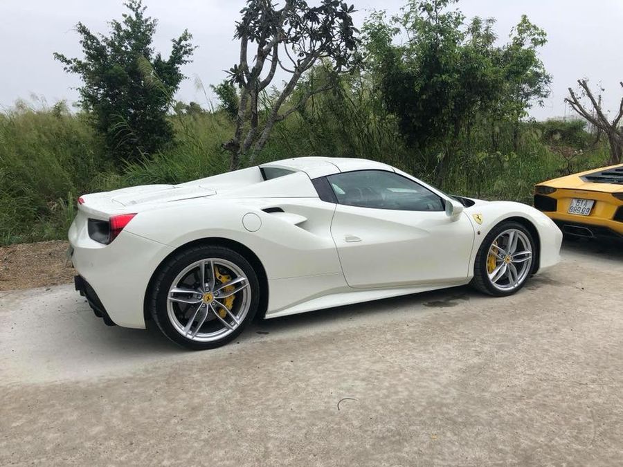 sieu-xe-ferrari-488-spider-hon-15-ty-nhap-kho-dai-gia-binh-phuoc-hap-dan-co-nao
