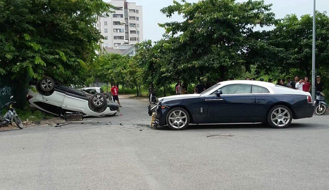 tai-nan-xe-sang-mercedes-e250-tien-ty-tan-nat-sau-va-cham-o-tphcm