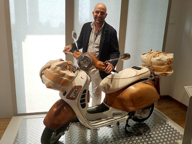 me-man-voi-ban-boc-da-sieu-an-tuong-cua-xe-ga-vespa-duoi-ban-tay-nghe-nhan-y