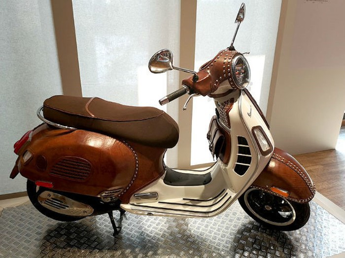 me-man-voi-ban-boc-da-sieu-an-tuong-cua-xe-ga-vespa-duoi-ban-tay-nghe-nhan-y