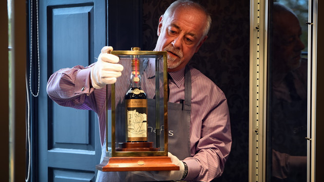 chai-ruou-macallan-valerio-adami-doc-co-nao-khien-dai-gia-chau-a-chi-11-trieu-usd-de-so-huu