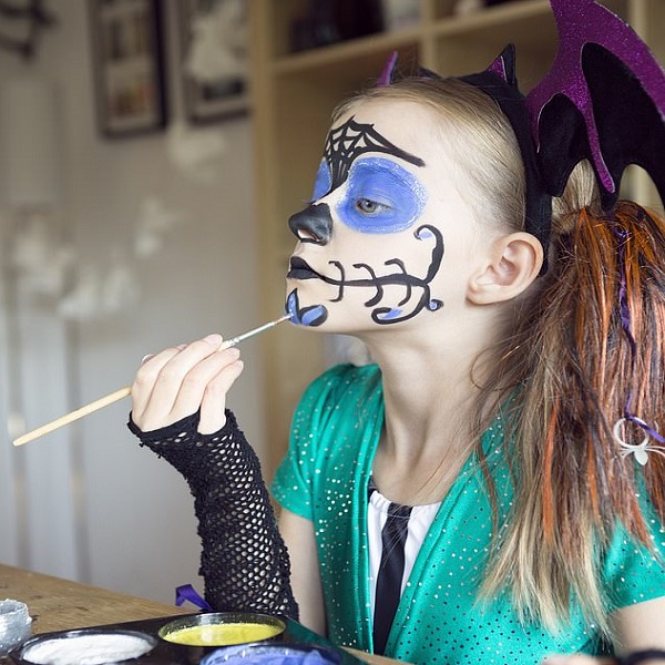 C&aacute;c b&aacute;c sỹ tiết lộ điều đ&aacute;ng sợ về sơn mặt trong lễ hội Halloween