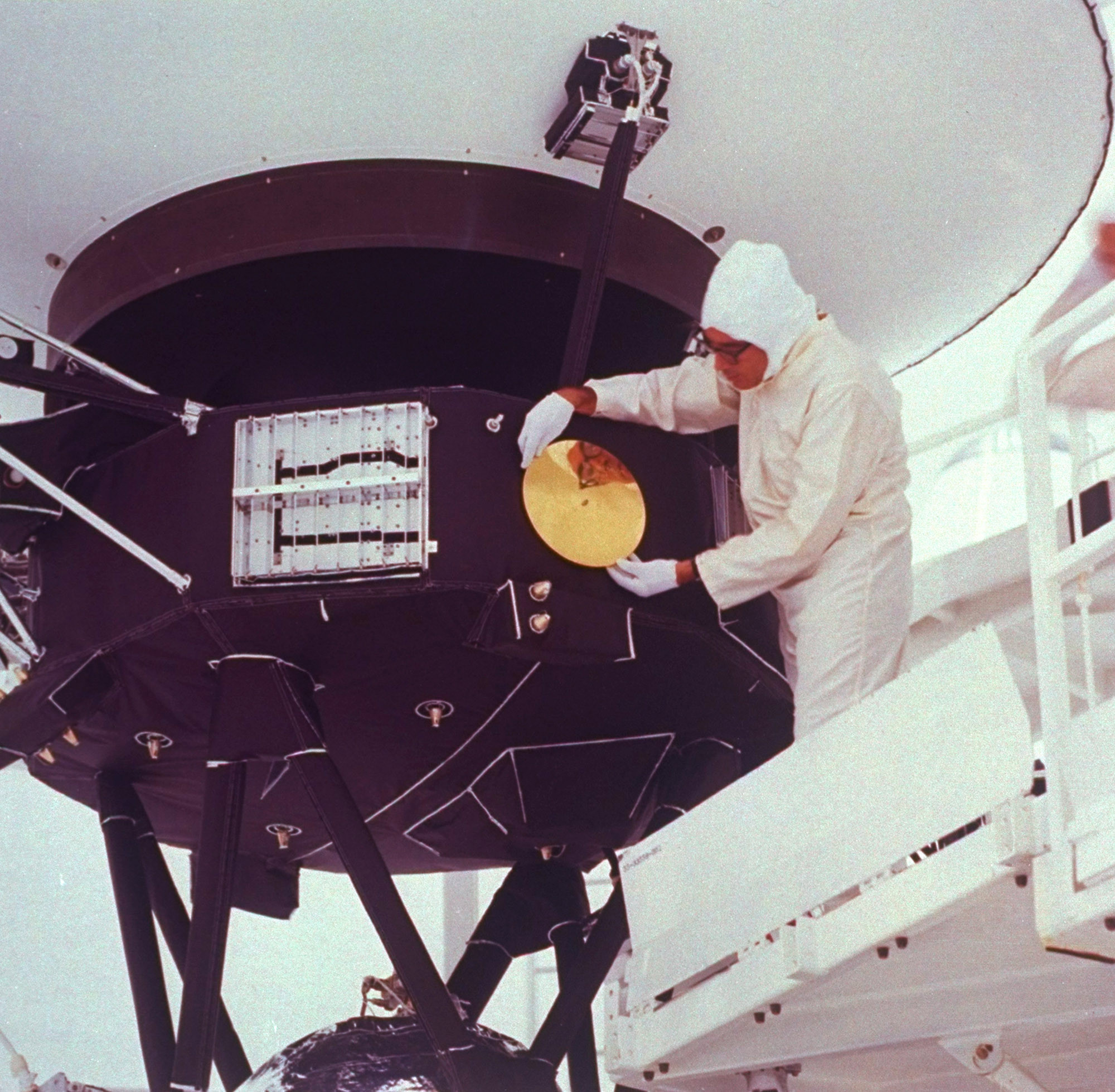  Những chiếc đĩa v&agrave;ng được gắn l&ecirc;n 2 vệ tinh Voyager 1 v&agrave; 2 v&agrave;o năm 1977. 