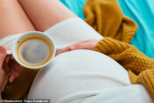 Phụ nữ mang thai uống c&agrave; ph&ecirc; hay tr&agrave; ảnh hưởng kh&ocirc;ng nhỏ tới sự ph&aacute;t triển của trẻ. Ảnh: Dailymail