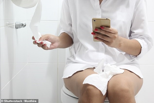 Điện thoai c&oacute; vỏ bằng da bẩn gấp 17 lần bệ ngồi toilet