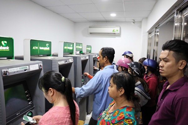  H&atilde;y quan s&aacute;t khe thẻ tr&ecirc;n m&aacute;y ATM bảo đảm kh&ocirc;ng c&oacute; thiết bị lạ gắn tr&ecirc;n khe v&agrave; che b&agrave;n ph&iacute;m khi nhập số PIN
