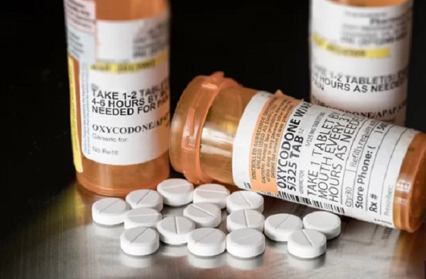 Một nghi&ecirc;n cứu tại Mỹ cho thấy, nếu mẹ bầu d&ugrave;ng thuốc opioid c&oacute; thể sinh ra em b&eacute; c&oacute; bộ ruột nằm ngo&agrave;i cơ thể. Ảnh: Shutterstock