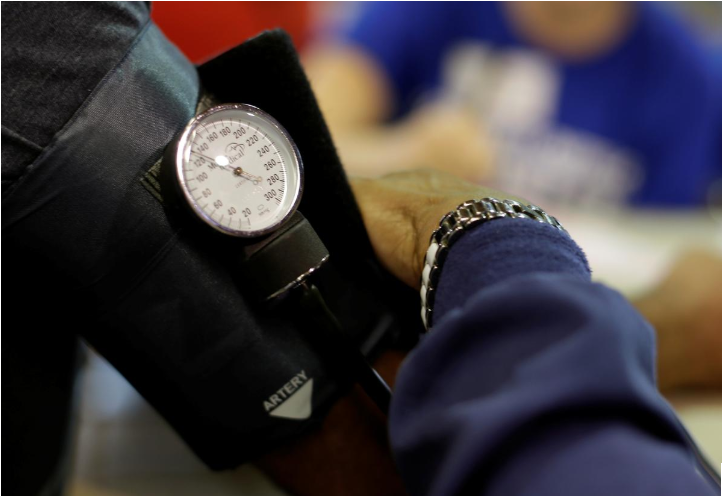 Một người đ&agrave;n &ocirc;ng đ&atilde; kiểm tra huyết &aacute;p tại Ph&ograve;ng kh&aacute;m Y tế V&ugrave;ng s&acirc;u ở Wise, Virginia, Hoa Kỳ. REUTERS / Joshua Roberts