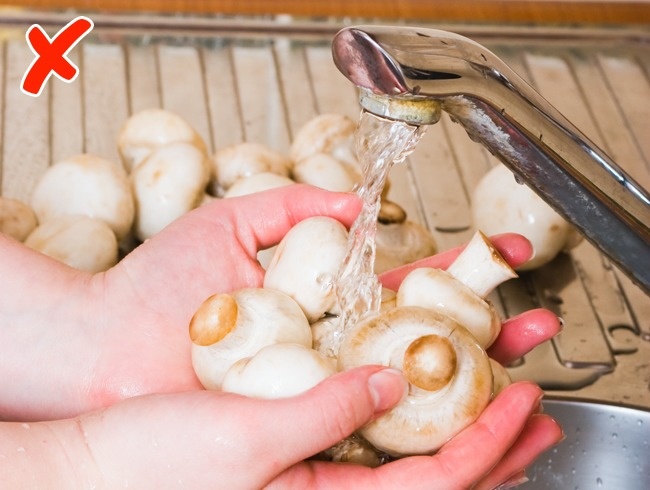 Kh&ocirc;ng n&ecirc;n rửa nấm v&igrave; ch&uacute;ng c&oacute; thể hư hỏng nhanh do thấm nước tốt