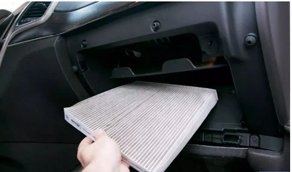 Đừng lười thay bộ lọc kh&ocirc;ng kh&iacute; cho &ocirc; t&ocirc; v&igrave; n&oacute; c&oacute; thể khiến bạn nhiễm bệnh