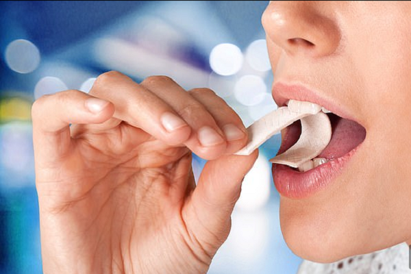 Một loại chất phụ gia thường c&oacute; trong kẹo cao su bị cấm sử dụng