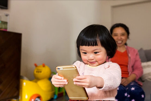 Thị lực của b&eacute; g&aacute;i hai tuổi bị hủy hoại do chiếc điện thoại bố mẹ tặng