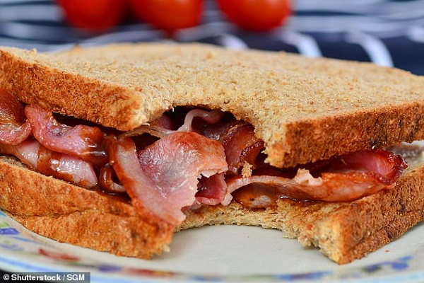 B&aacute;nh m&igrave; thịt x&ocirc;ng kh&oacute;i v&agrave; g&agrave; r&aacute;n l&agrave;m tăng nguy cơ mất tr&iacute; nhớ