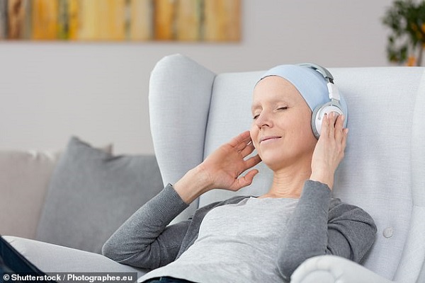 Nghe nhạc c&oacute; thể l&agrave;m dịu cơn đau của bệnh nh&acirc;n ung thư