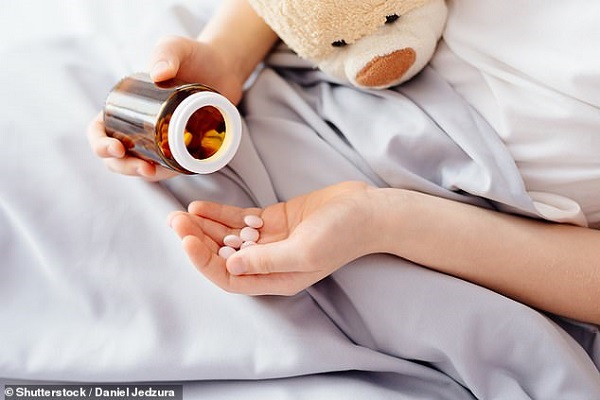 Cho trẻ sử dụng kh&aacute;ng sinh trị ho sẽ l&agrave;m tăng khả năng bị bệnh trong tương lai