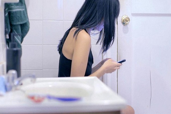 Thường xuy&ecirc;n sử dụng điện thoại trong nh&agrave; vệ sinh c&oacute; thể dẫn đến bệnh trĩ