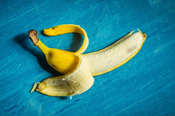 Vỏ chuối c&oacute; thể gi&uacute;p trẻ h&oacute;a l&agrave;n da v&agrave; giảm c&acirc;n