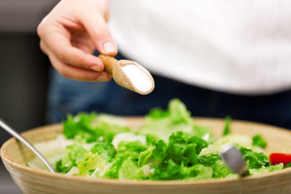 Ăn qu&aacute; nhiều muối c&oacute; thể l&agrave;m suy yếu hệ thống miễn dịch