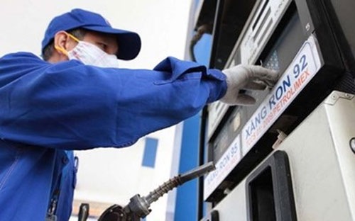 Xăng giảm gần 1.200 đồng/l&iacute;t từ 3 giờ chiều nay