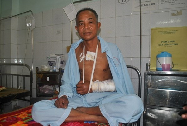'Nhiều xe ôtô chạy qua không dừng lại cứu các nạn nhân' 'Nhiều xe ôtô chạy qua không dừng lại cứu các nạn nhân'