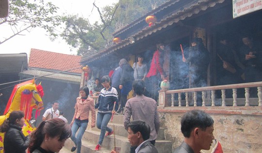 Người d&acirc;n chen ch&uacute;c nhau thắp hương tại đền &ocirc;ng Ho&agrave;ng Mười.