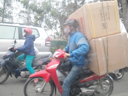Bỏ lại qu&ecirc; nh&agrave; người gi&agrave; v&agrave; trẻ em, những người 13Win18 cá cược thể thao tỉnh lẻ vẫn phải l&ecirc;n H&agrave; Nội mưu sinh