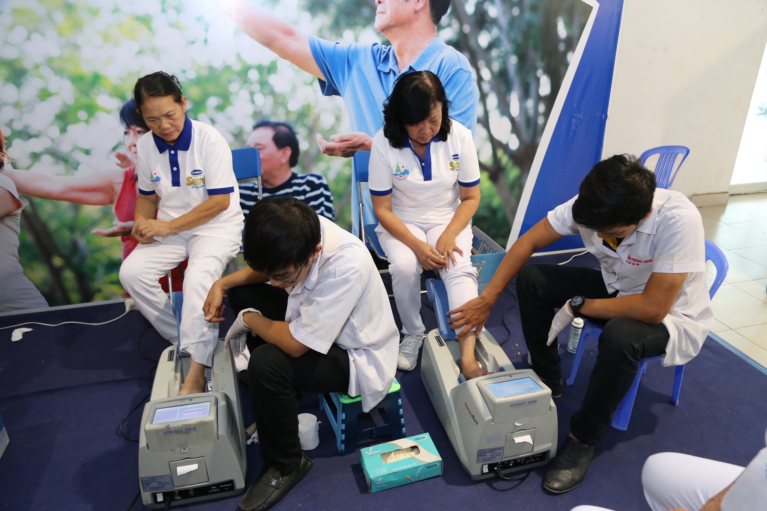 Hoạt động đo lo&atilde;ng xương cho người cao tuổi được hưởng ứng nhiệt t&igrave;nh