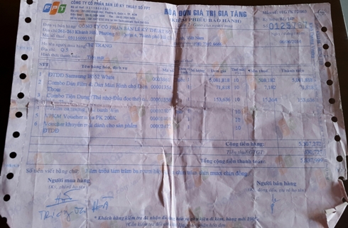 H&oacute;a đơn ki&ecirc;m phiếu bảo h&agrave;nh sản phẩm m&agrave; chị Trang đ&atilde; mua ở FPT shop