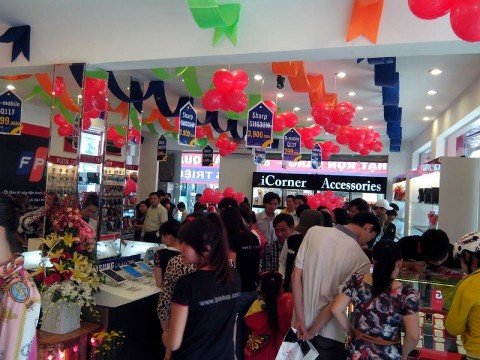 Mua b&aacute;n h&agrave;ng tấp nập b&ecirc;n trong FPT shop đường Kinh Dương Vương (ảnh minh họa)